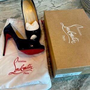 NEW WITH TAGS, never worn PRISTINE condition, Leboutin peep toe heels!